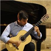 Laureato in chitarra classica offre lezione individuali e di gruppo di strumento e di teoria e solfeggio